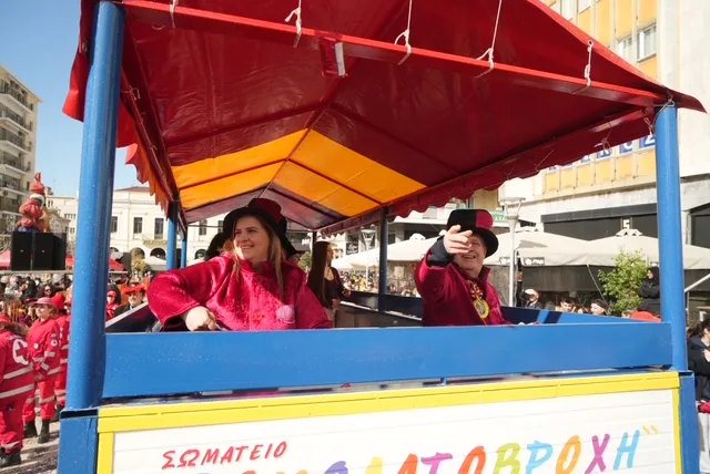 Πάτρα: Ο καιρός δεν πτόησε τους μικρούς καρναβαλιστές - ΔΕΙΤΕ ΞΑΝΑ ΤΗΝ ΠΑΡΕΛΑΣΗ