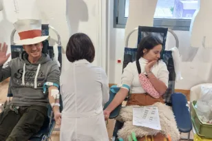 Μια σταγόνα που έγινε ζωή: Ρεκόρ αιμοδοσίας από τους καρναβαλιστές στην Αγορά Αργύρη