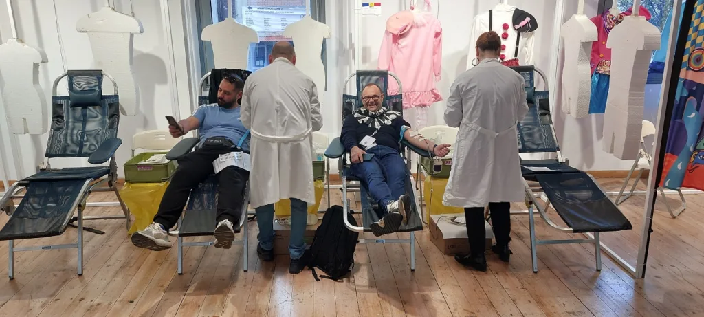 Μια σταγόνα που έγινε ζωή: Ρεκόρ αιμοδοσίας από τους καρναβαλιστές στην Αγορά Αργύρη