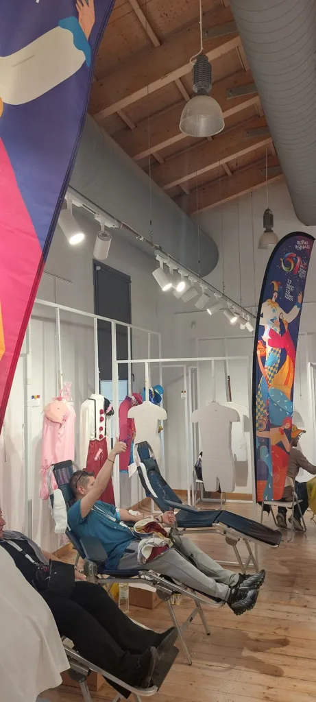 Μια σταγόνα που έγινε ζωή: Ρεκόρ αιμοδοσίας από τους καρναβαλιστές στην Αγορά Αργύρη