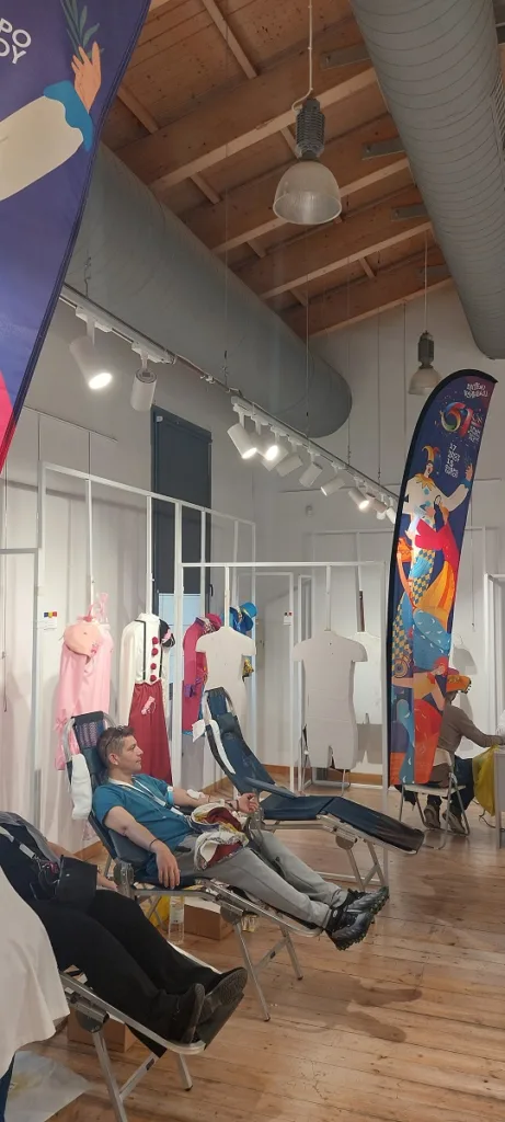 Μια σταγόνα που έγινε ζωή: Ρεκόρ αιμοδοσίας από τους καρναβαλιστές στην Αγορά Αργύρη