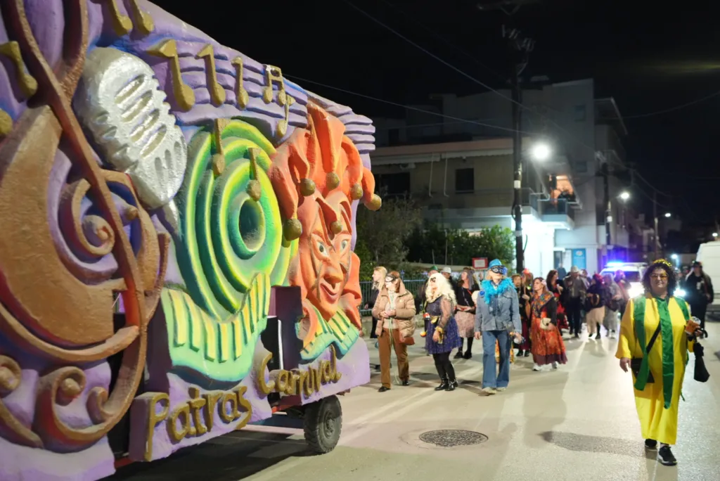 Καρναβαλοπαντρέματα στο Νότιο Διαμέρισμα: Η γιορτή του Πατρινού Καρναβαλιού βγήκε στις γειτονιές ΦΩΤΟ