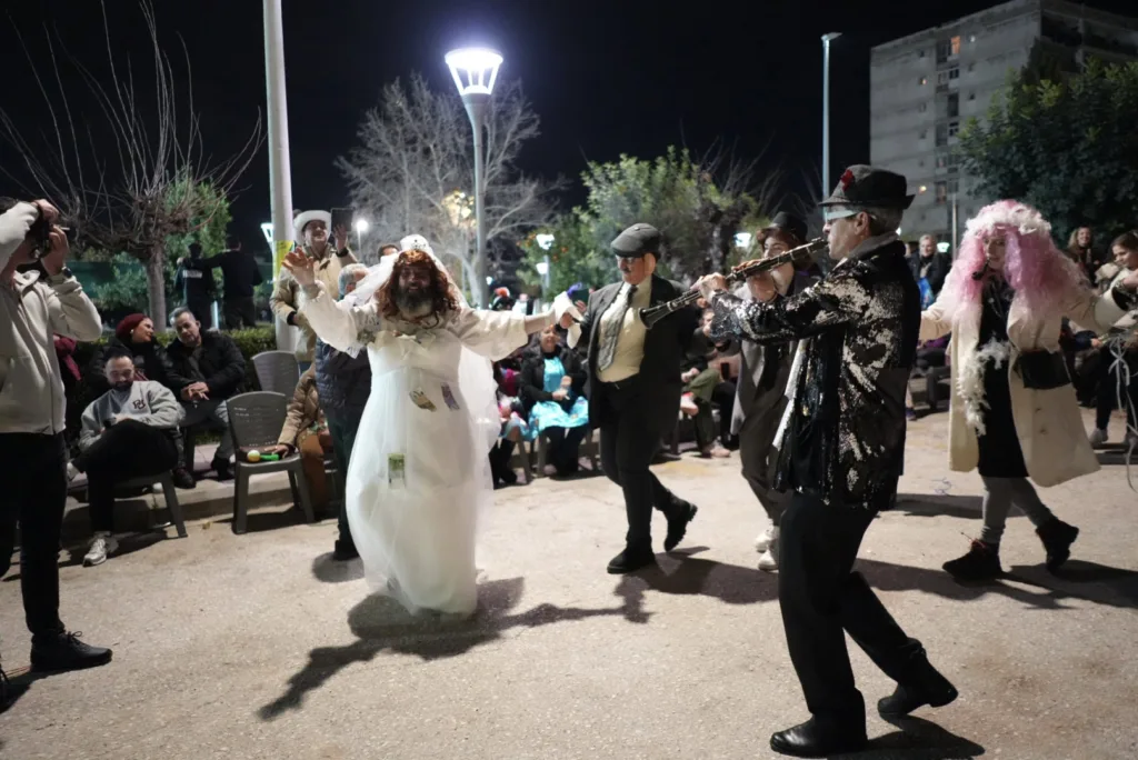 Καρναβαλοπαντρέματα στο Νότιο Διαμέρισμα: Η γιορτή του Πατρινού Καρναβαλιού βγήκε στις γειτονιές ΦΩΤΟ