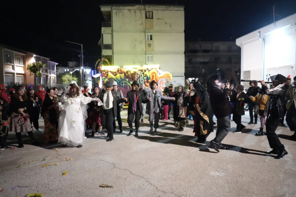 Καρναβαλοπαντρέματα στο Νότιο Διαμέρισμα: Η γιορτή του Πατρινού Καρναβαλιού βγήκε στις γειτονιές ΦΩΤΟ Καρναβαλοπαντρέματα στο Νότιο Διαμέρισμα: Η γιορτή του Πατρινού Καρναβαλιού βγήκε στις γειτονιές ΦΩΤΟ