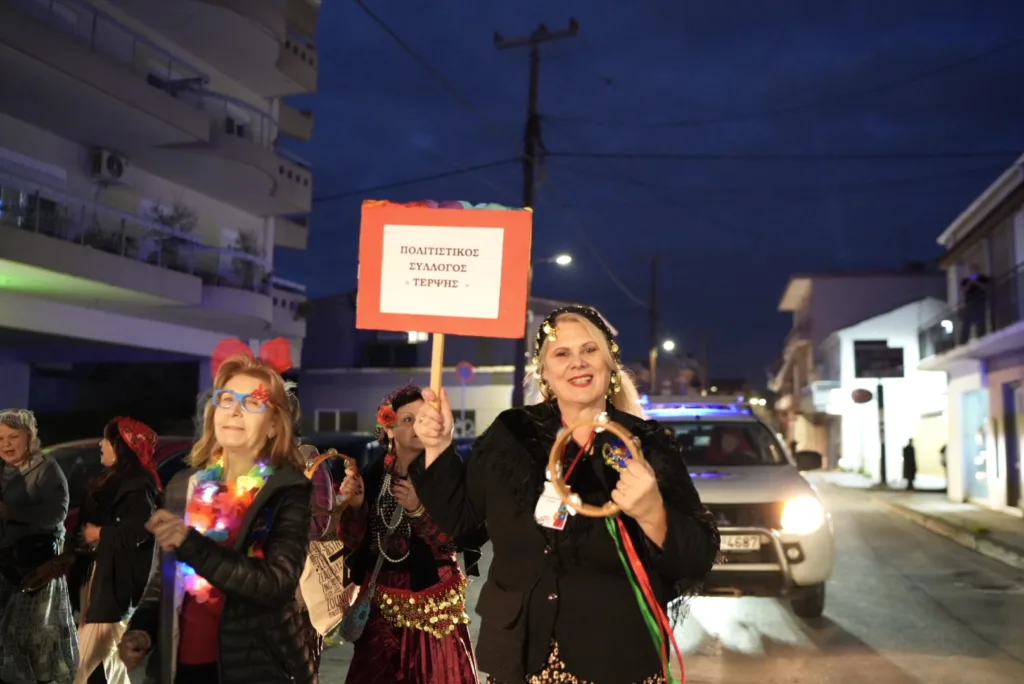 Καρναβαλοπαντρέματα στο Νότιο Διαμέρισμα: Η γιορτή του Πατρινού Καρναβαλιού βγήκε στις γειτονιές ΦΩΤΟ