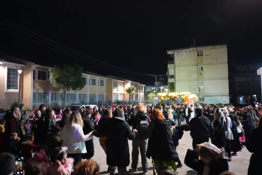 Καρναβαλοπαντρέματα στο Νότιο Διαμέρισμα: Η γιορτή του Πατρινού Καρναβαλιού βγήκε στις γειτονιές ΦΩΤΟ