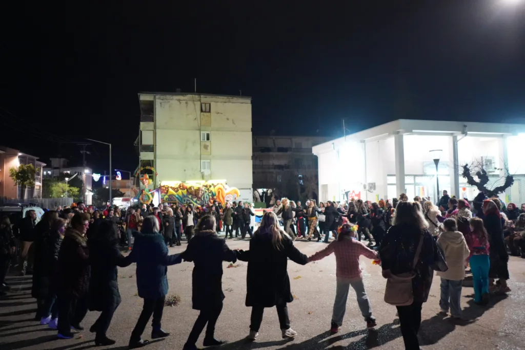 Καρναβαλοπαντρέματα στο Νότιο Διαμέρισμα: Η γιορτή του Πατρινού Καρναβαλιού βγήκε στις γειτονιές ΦΩΤΟ