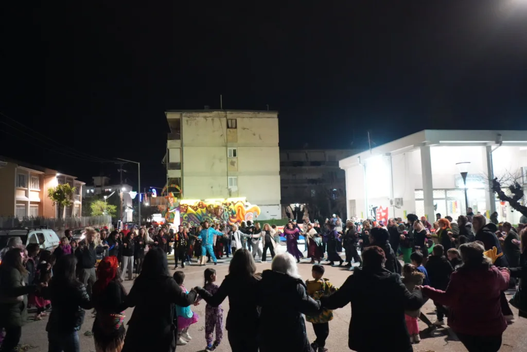 Καρναβαλοπαντρέματα στο Νότιο Διαμέρισμα: Η γιορτή του Πατρινού Καρναβαλιού βγήκε στις γειτονιές ΦΩΤΟ