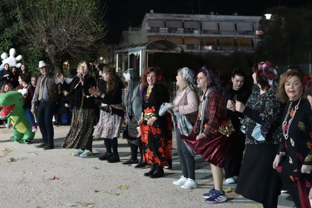 Καρναβαλοπαντρέματα στο Νότιο Διαμέρισμα: Η γιορτή του Πατρινού Καρναβαλιού βγήκε στις γειτονιές ΦΩΤΟ