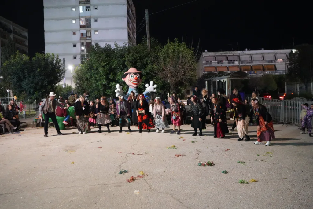 Καρναβαλοπαντρέματα στο Νότιο Διαμέρισμα: Η γιορτή του Πατρινού Καρναβαλιού βγήκε στις γειτονιές ΦΩΤΟ