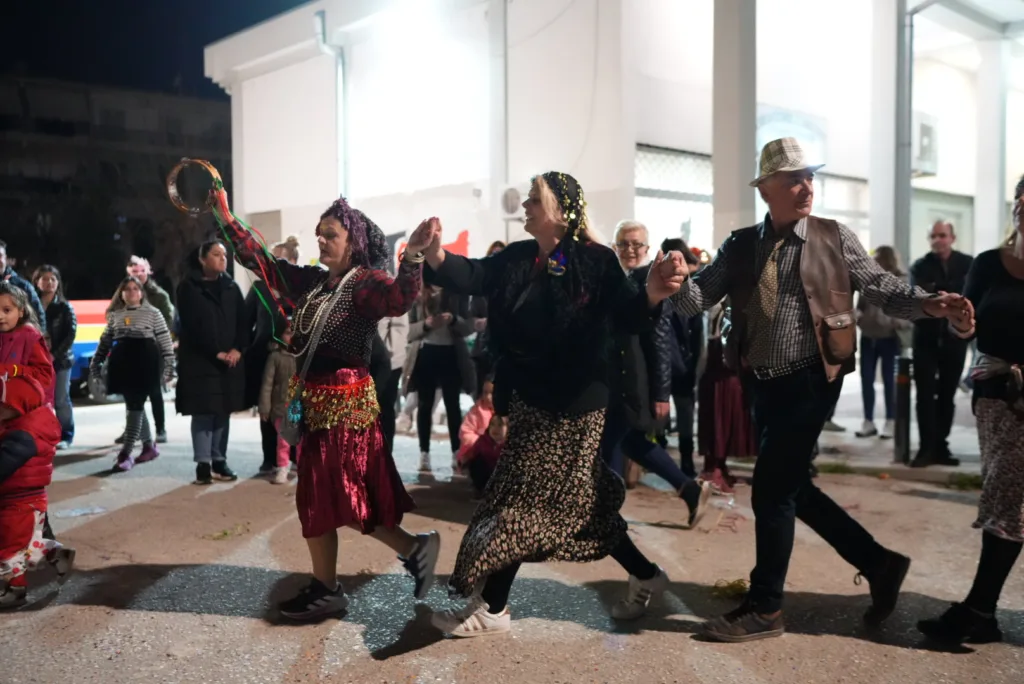 Καρναβαλοπαντρέματα στο Νότιο Διαμέρισμα: Η γιορτή του Πατρινού Καρναβαλιού βγήκε στις γειτονιές ΦΩΤΟ