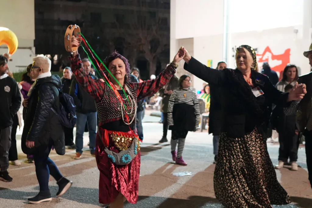 Καρναβαλοπαντρέματα στο Νότιο Διαμέρισμα: Η γιορτή του Πατρινού Καρναβαλιού βγήκε στις γειτονιές ΦΩΤΟ