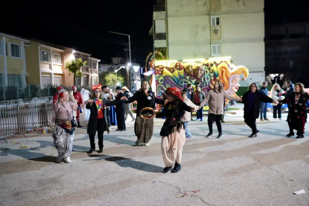 Καρναβαλοπαντρέματα στο Νότιο Διαμέρισμα: Η γιορτή του Πατρινού Καρναβαλιού βγήκε στις γειτονιές ΦΩΤΟ