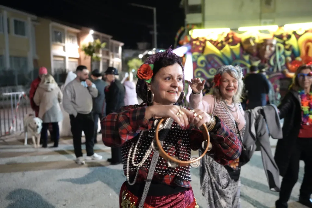 Καρναβαλοπαντρέματα στο Νότιο Διαμέρισμα: Η γιορτή του Πατρινού Καρναβαλιού βγήκε στις γειτονιές ΦΩΤΟ Καρναβαλοπαντρέματα στο Νότιο Διαμέρισμα: Η γιορτή του Πατρινού Καρναβαλιού βγήκε στις γειτονιές ΦΩΤΟ