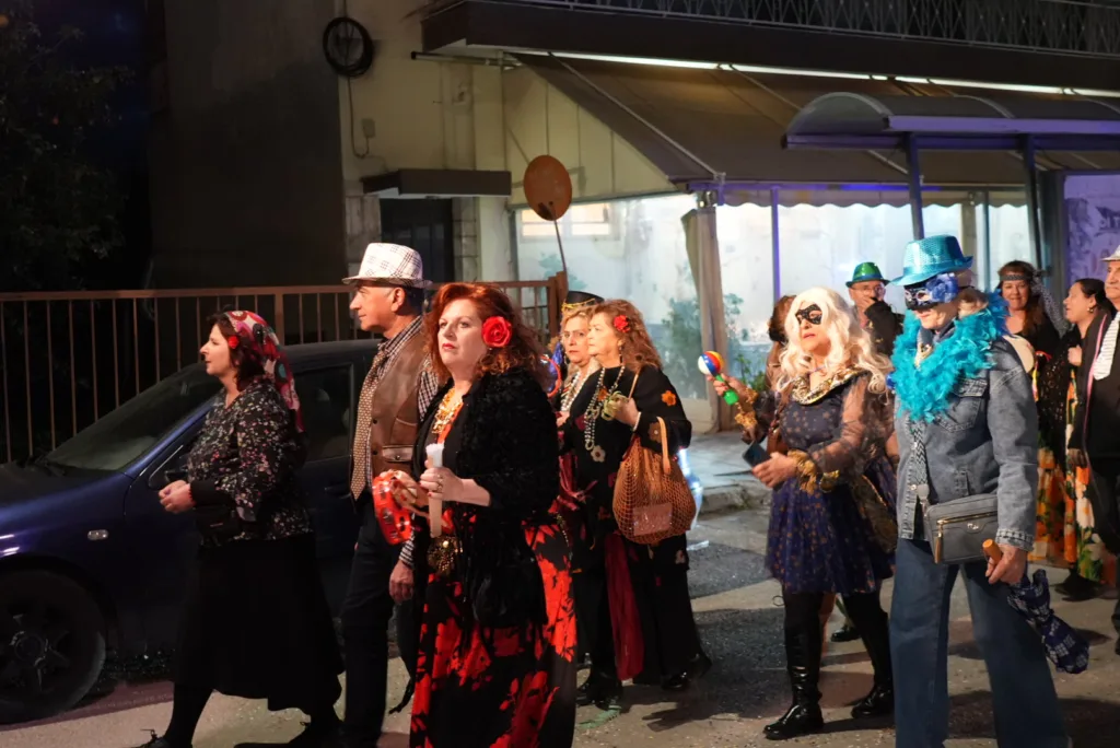 Καρναβαλοπαντρέματα στο Νότιο Διαμέρισμα: Η γιορτή του Πατρινού Καρναβαλιού βγήκε στις γειτονιές ΦΩΤΟ