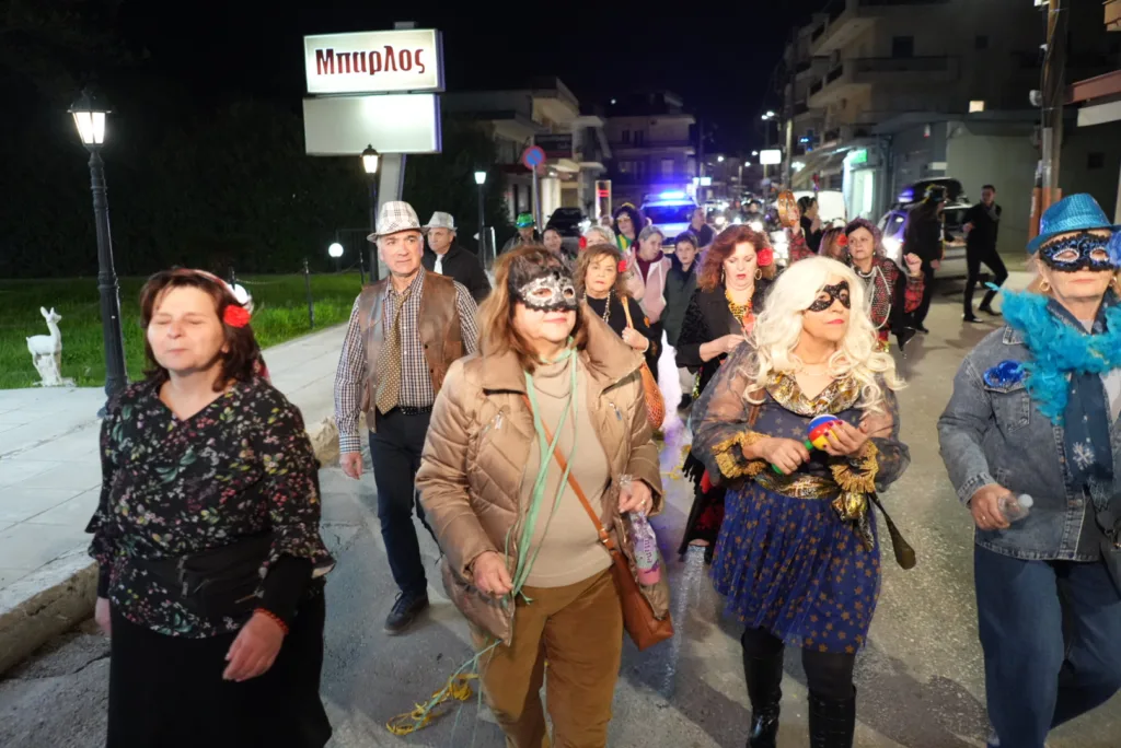 Καρναβαλοπαντρέματα στο Νότιο Διαμέρισμα: Η γιορτή του Πατρινού Καρναβαλιού βγήκε στις γειτονιές ΦΩΤΟ