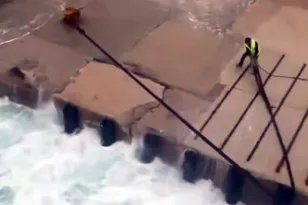 ΒΙΝΤΕΟ Blue Star Chios κόντρα στα κύματα: Η προσπάθεια του καπετάνιου να δέσει στο Διαφάνι Καρπάθου