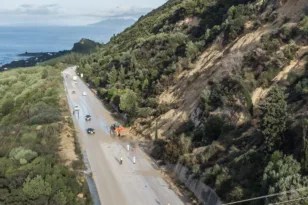 Σαρώνει η κακοκαιρία: Πλημμύρες, καθιζήσεις, καταστροφές σ' όλη την Ελλάδα