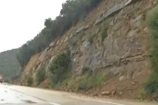 Αιτωλοακαρνανία: Κατολίσθηση στο Κατάφουρκο έκλεισε την παλαιά Εθνική Οδό – Σοβαρά προβλήματα στις μετακινήσεις ΦΩΤΟ