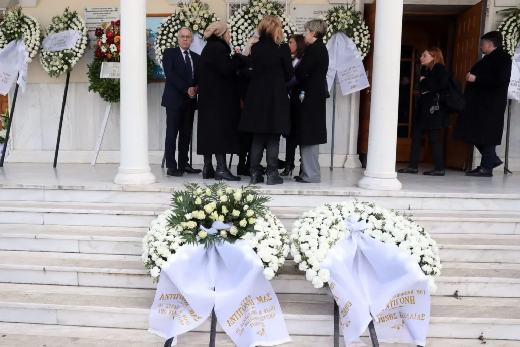 Συγκίνηση στην κηδεία της Αντιγόνης Πανέλλη – Το «αντίο» στην Αγία Σκέπη Παπάγου ΦΩΤΟ