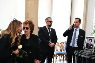 Το τελευταίο «αντίο» στην Άννα Ψαρούδα-Μπενάκη – Σε κλίμα συγκίνησης η κηδεία στο Α΄ Νεκροταφείο