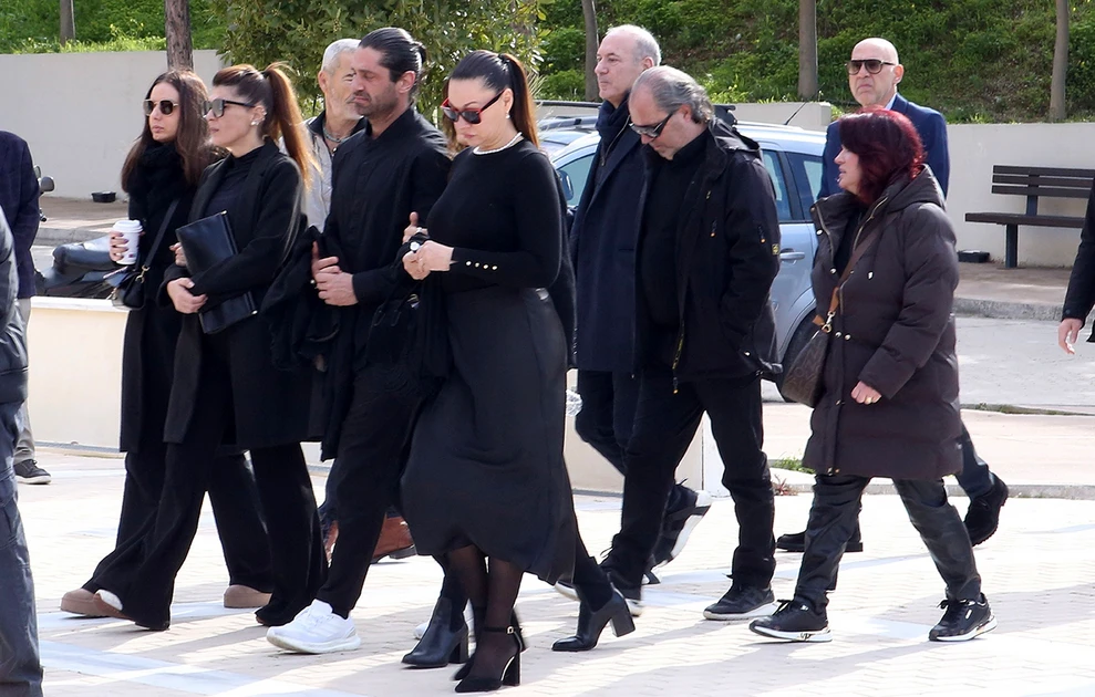 Το τελευταίο αντίο στον Λάκη Ραπτάκη - Συγγενείς και φίλοι τον αποχαιρέτησαν στη Γλυφάδα