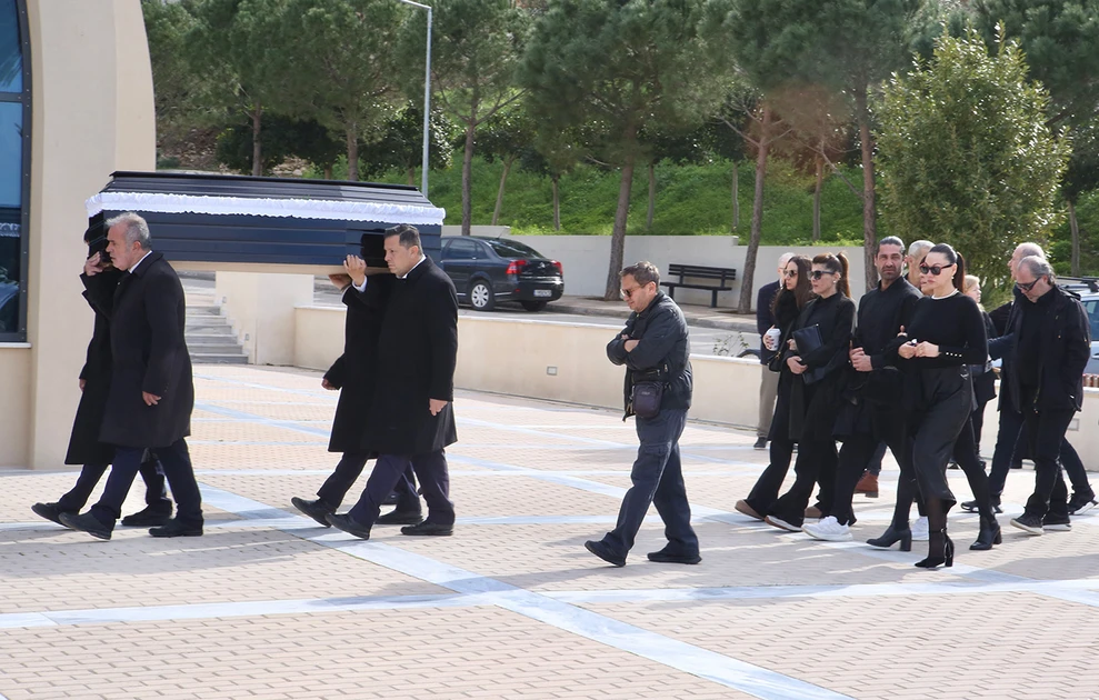 Το τελευταίο αντίο στον Λάκη Ραπτάκη - Συγγενείς και φίλοι τον αποχαιρέτησαν στη Γλυφάδα