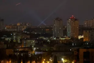 Διαδοχικές εκρήξεις στο Κίεβο: Ρωσική επίθεση με drones και βαλλιστικούς πυραύλους