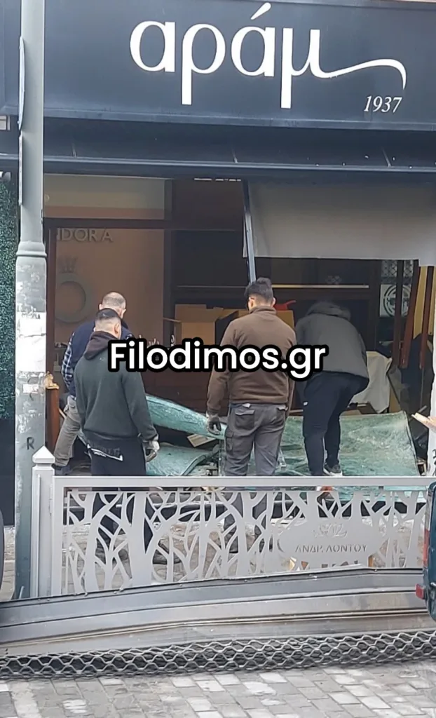 Μπήκαν με αγροτικό σε κοσμηματοπωλείο στο Αίγιο ΦΩΤΟ