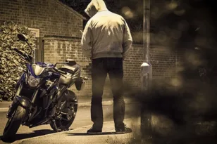 Πάτρα: Όσο η πόλη γλεντούσε, εκείνος έκλεβε μηχανή στο κέντρο – Καρέ καρέ η δράση ΒΙΝΤΕΟ