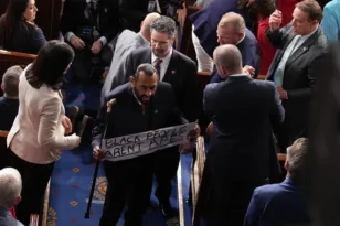 Κογκρέσο: Αποβλήθηκε Δημοκρατικός βουλευτής που υψωσε πλακάτ «Οι μαύροι δεν είναι πίθηκοι»