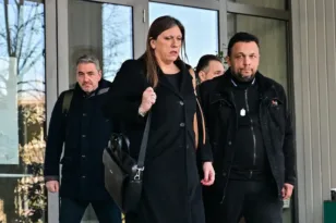 «Ντροπή, δεν σέβεστε τις μανάδες που είναι εδώ», ένταση με συγγενείς θυμάτων στη δίκη για τα Τέμπη