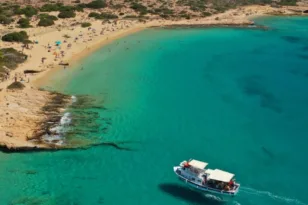 Κουφονήσια: Αντιδράσεις για καντίνες και ομπρελοξαπλώστρες σε προστατευόμενες παραλίες