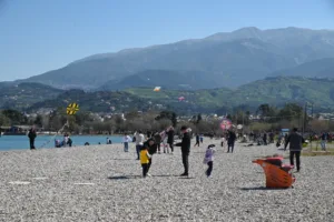 Πάτρα: Με κόσμο, μουσική και χαρταετούς η Καθαρά Δευτέρα στο θαλάσσιο μέτωπο μετά το Καρναβάλι ΦΩΤΟ