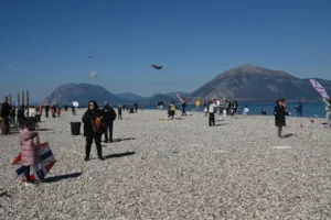 Πάτρα: Με κόσμο, μουσική και χαρταετούς η Καθαρά Δευτέρα στο θαλάσσιο μέτωπο μετά το Καρναβάλι ΦΩΤΟ