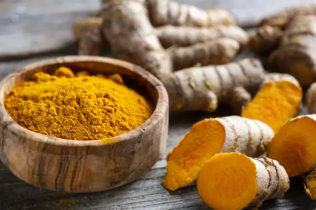 Ο κουρκουμάς είναι το «χρυσάφι» της κουζίνας με τα αμέτρητα οφέλη για την υγεία, αλλά πρέπει και να αποφεύγεται