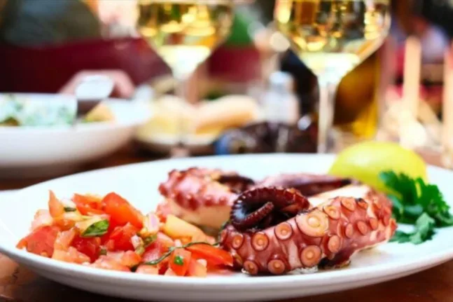 Καθαρά Δευτέρα 2026: Ποιο κρασί ταιριάζει ιδανικά με τα σαρακοστιανά