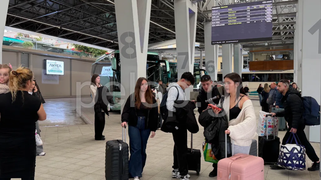 Πατρινό Καρναβάλι: Χωρίς σταματημό φτάνουν λεωφορεία με επισκέπτες - Γεμίζει η πόλη με καρναβαλιστές ΦΩΤΟ