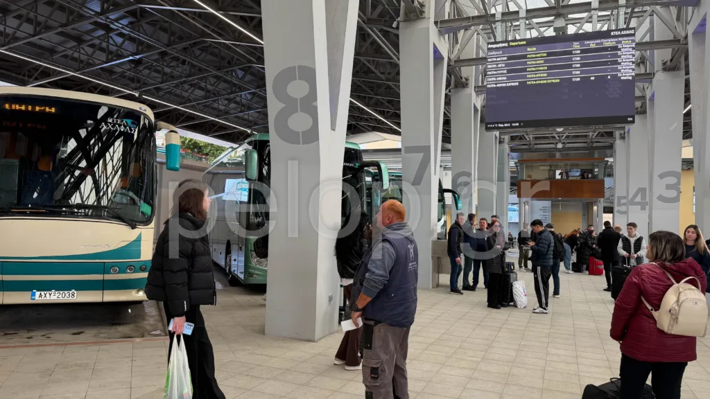 Πατρινό Καρναβάλι: Χωρίς σταματημό φτάνουν λεωφορεία με επισκέπτες - Γεμίζει η πόλη με καρναβαλιστές ΦΩΤΟ