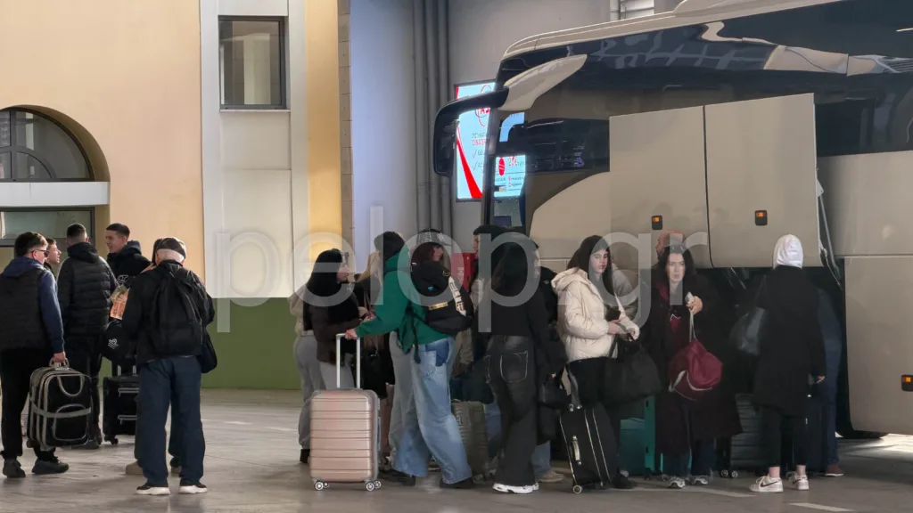 Πατρινό Καρναβάλι: Χωρίς σταματημό φτάνουν λεωφορεία με επισκέπτες - Γεμίζει η πόλη με καρναβαλιστές ΦΩΤΟ