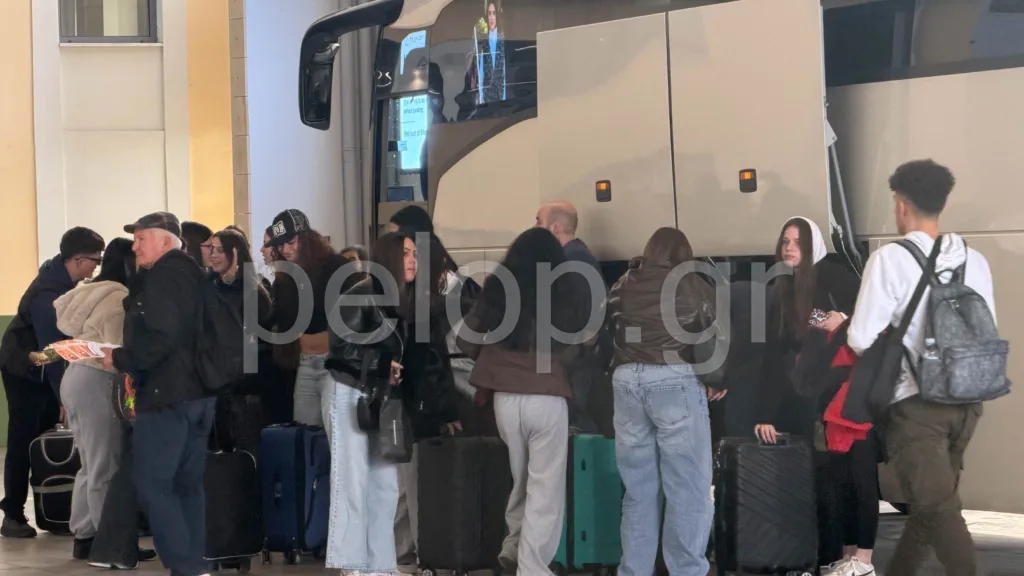 Πατρινό Καρναβάλι: Χωρίς σταματημό φτάνουν λεωφορεία με επισκέπτες - Γεμίζει η πόλη με καρναβαλιστές ΦΩΤΟ