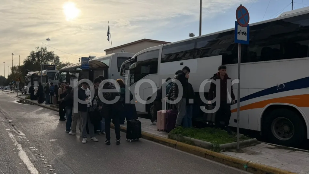 Πατρινό Καρναβάλι: Χωρίς σταματημό φτάνουν λεωφορεία με επισκέπτες - Γεμίζει η πόλη με καρναβαλιστές ΦΩΤΟ