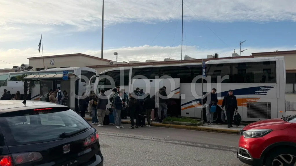 Πατρινό Καρναβάλι: Χωρίς σταματημό φτάνουν λεωφορεία με επισκέπτες - Γεμίζει η πόλη με καρναβαλιστές ΦΩΤΟ