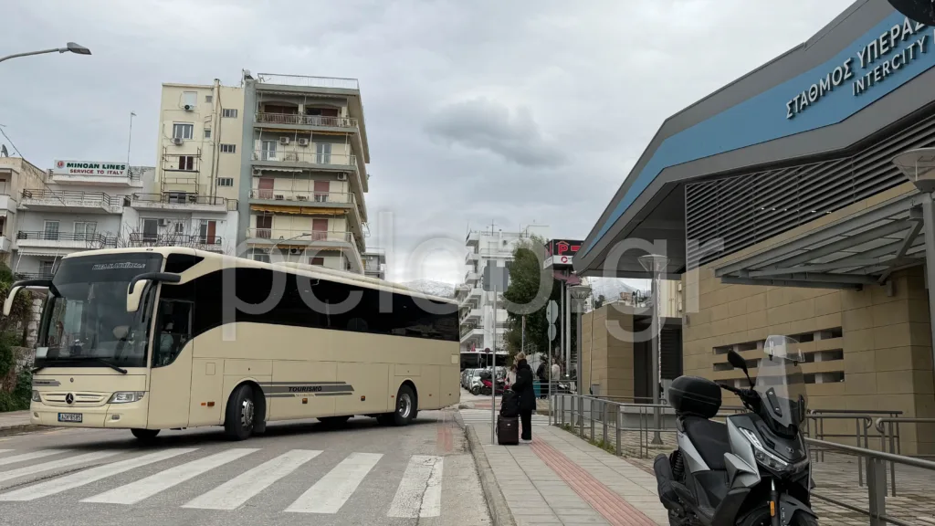 Πατρινό Καρναβάλι: Χωρίς σταματημό φτάνουν λεωφορεία με επισκέπτες - Γεμίζει η πόλη με καρναβαλιστές ΦΩΤΟ