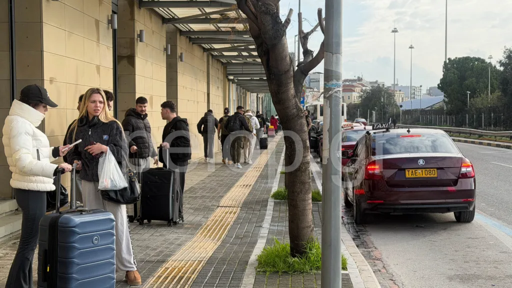 Πατρινό Καρναβάλι: Χωρίς σταματημό φτάνουν λεωφορεία με επισκέπτες - Γεμίζει η πόλη με καρναβαλιστές ΦΩΤΟ