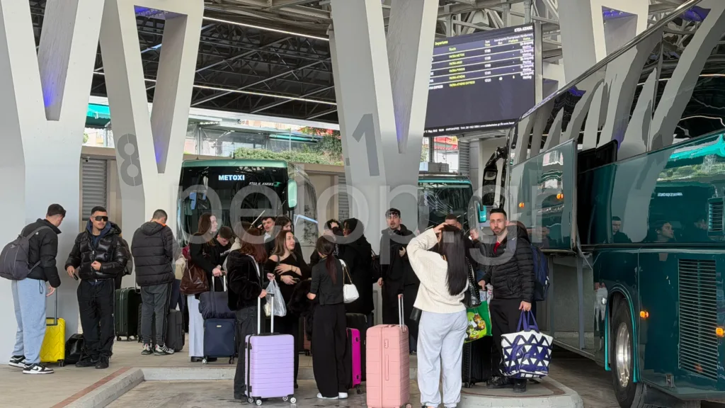 Πατρινό Καρναβάλι: Χωρίς σταματημό φτάνουν λεωφορεία με επισκέπτες - Γεμίζει η πόλη με καρναβαλιστές ΦΩΤΟ