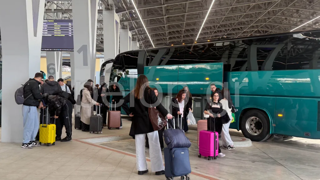 Πατρινό Καρναβάλι: Χωρίς σταματημό φτάνουν λεωφορεία με επισκέπτες - Γεμίζει η πόλη με καρναβαλιστές ΦΩΤΟ