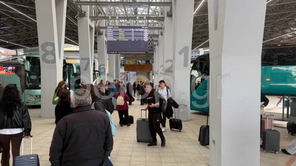 Πατρινό Καρναβάλι: Χωρίς σταματημό φτάνουν λεωφορεία με επισκέπτες - Γεμίζει η πόλη με καρναβαλιστές ΦΩΤΟ