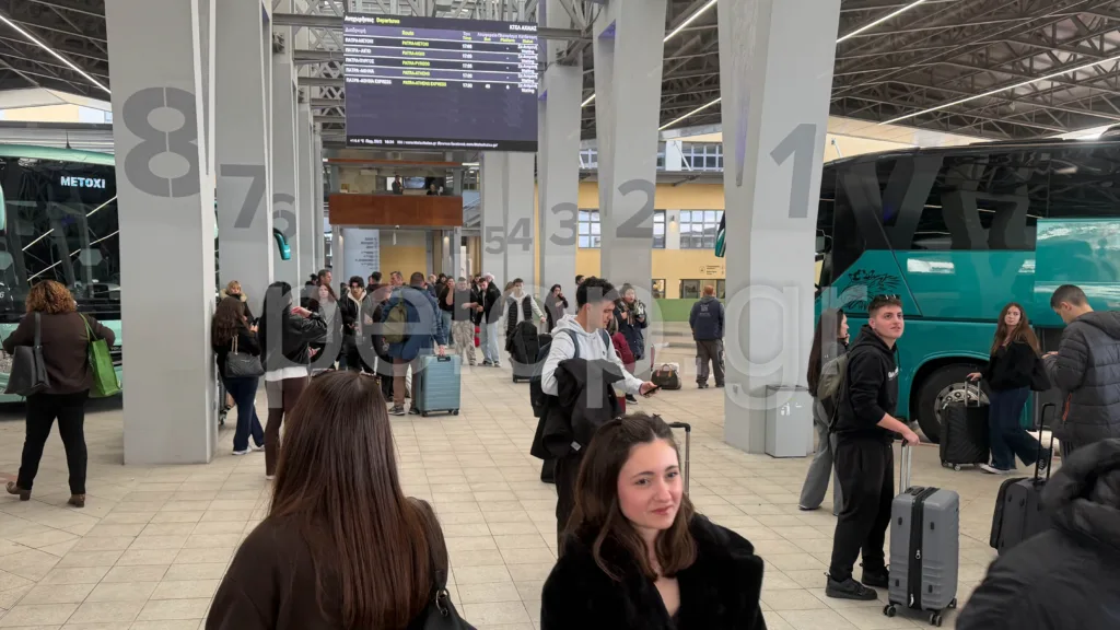 Πατρινό Καρναβάλι: Χωρίς σταματημό φτάνουν λεωφορεία με επισκέπτες - Γεμίζει η πόλη με καρναβαλιστές ΦΩΤΟ