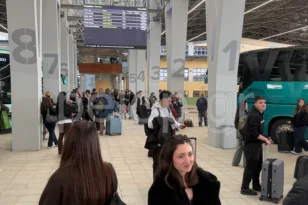 Πατρινό Καρναβάλι: Χωρίς σταματημό φτάνουν λεωφορεία με επισκέπτες – Γεμίζει η πόλη με καρναβαλιστές ΦΩΤΟ